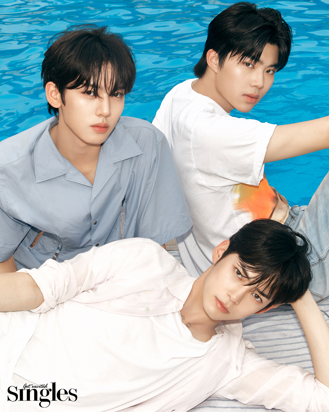 유진이 본봄의 셔츠, 건욱이 메종 키츠네의 티셔츠, 51퍼센트의 팬츠, 한빈이 앤드밀미스터의 셔츠, 알릭스 by 아데쿠베의 팬츠를 착용하고 촬영한 싱글즈 화보